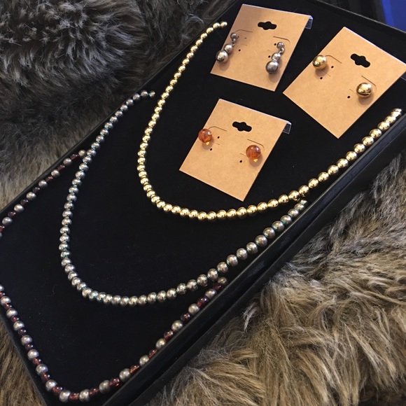 Boxed set of 3 necklaces with matching earrings - Picture 1 of 11